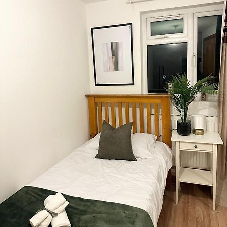 Relaxing Room In Spacious House London Exterior photo
